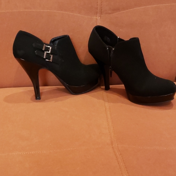 Unlisted Shoes - Unlisted black 4" heels in EUC
